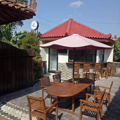 https://horego-prod-outlets-photos.s3.ap-southeast-3.amazonaws.com/horego.com/klaten-utara/coffee-shop/pagsis-kopienti/review/thumbnail/af1qippzeqdwogx16vsjldph9am7-k9ksvojtbcx6sku.jpg