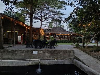 https://horego-prod-outlets-photos.s3.ap-southeast-3.amazonaws.com/horego.com/klaten-utara/restaurant/angkringan-widoro/review/thumbnail/af1qipnsfapon0bwqqgnokt7cmtr7u_ipkmdmonmzmec.jpg