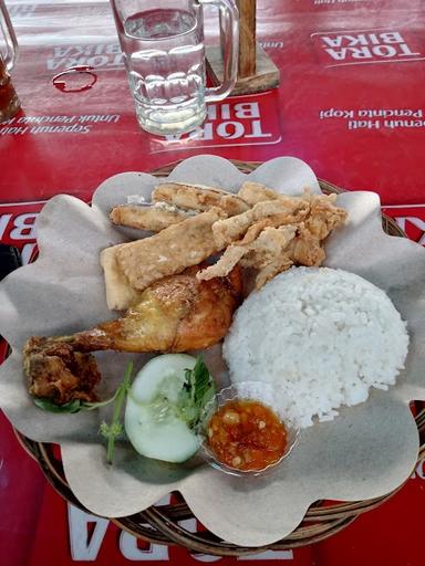 https://horego-prod-outlets-photos.s3.ap-southeast-3.amazonaws.com/horego.com/klaten-utara/restaurant/penyetan-setan/review/thumbnail/af1qipmgmu33m1mmmpumc_o6mjar8hi_kcgyyy6so2ap.jpg