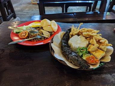 https://horego-prod-outlets-photos.s3.ap-southeast-3.amazonaws.com/horego.com/klaten-utara/restaurant/penyetan-setan/review/thumbnail/af1qipn-hrc4bm0djlnsjmwv0tnsmbo2gttg8e0nkzqs.jpg