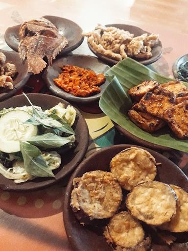 https://horego-prod-outlets-photos.s3.ap-southeast-3.amazonaws.com/horego.com/klaten-utara/restaurant/waroeng-spesial-sambal-ss-kopral-sayom/review/thumbnail/af1qipoumycbbjmk8zxxeyksigyhsgszlqmeyech438t.jpg