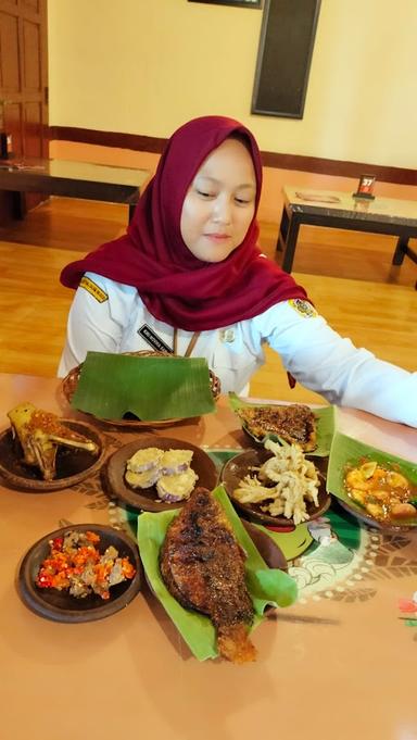 https://horego-prod-outlets-photos.s3.ap-southeast-3.amazonaws.com/horego.com/klaten-utara/restaurant/waroeng-spesial-sambal-ss-kopral-sayom/review/thumbnail/af1qipphgclx2moexsekg58s1ltyh2psuvmx_sfytenw.jpg