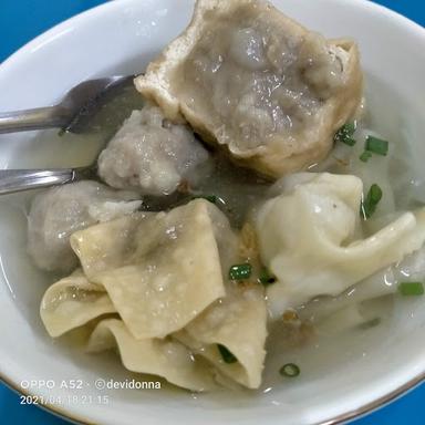 https://horego-prod-outlets-photos.s3.ap-southeast-3.amazonaws.com/horego.com/krembung/restaurant/bakso-bunda/review/thumbnail/af1qipp3fhhhvwqjryekuxtjaj37jvsuzg0-sejckdve.jpg