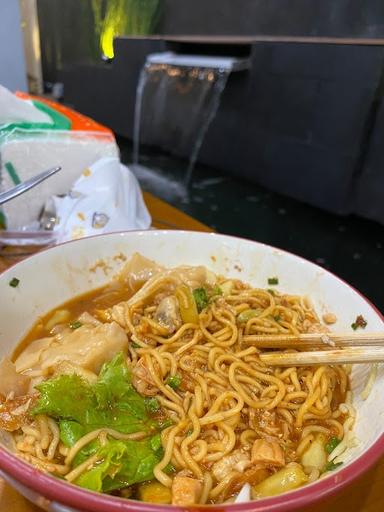 https://horego-prod-outlets-photos.s3.ap-southeast-3.amazonaws.com/horego.com/krian/restaurant/bakso-pangsit-mie-ayam-warung-pantes/review/thumbnail/af1qipmki2xi1vtlu7zta_mxshndwtv-u2xql65quxqq.jpg