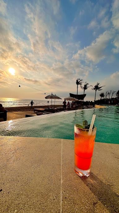 https://horego-prod-outlets-photos.s3.ap-southeast-3.amazonaws.com/horego.com/kuta-utara/bar/mari-beach-club-bali/review/thumbnail/af1qipo1ueoure4cxejlixuzjnfj1dwdnzuxitablgls.jpg