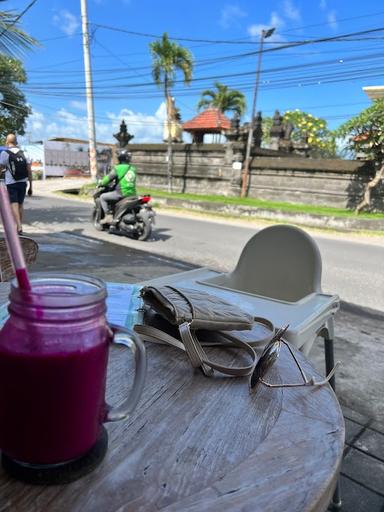 https://horego-prod-outlets-photos.s3.ap-southeast-3.amazonaws.com/horego.com/kuta-utara/beverages/ubud-kitchen-juice-bar/review/thumbnail/af1qipmkfecrkwkgfjoajr1_01v-qbiqhdljgwcudr4d.jpg