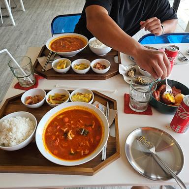 https://horego-prod-outlets-photos.s3.ap-southeast-3.amazonaws.com/horego.com/kuta-utara/restaurant/korea-town-/review/thumbnail/af1qipna_denragp-sf2csbbfpjwnbcr8ugeynxmet4r.jpg