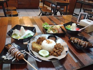 https://horego-prod-outlets-photos.s3.ap-southeast-3.amazonaws.com/horego.com/lawang/cafe/kedai-babanoh/review/thumbnail/af1qipny5ajfvgwymoqmijvzc2rtnuuqfhbiit6vuulr.jpg