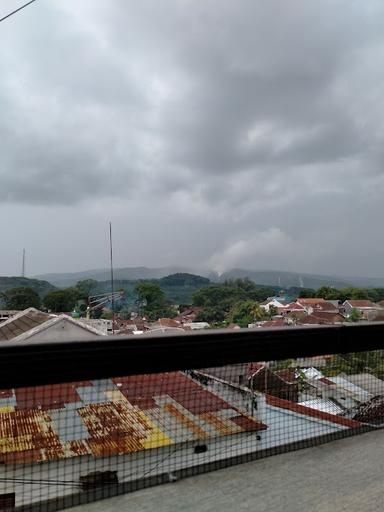 https://horego-prod-outlets-photos.s3.ap-southeast-3.amazonaws.com/horego.com/lawang/cafe/kopi-q-queen-vapor-lawang/review/thumbnail/af1qipmth5ban8c4vii3w0haqnoxmd3f2wsszv5vzh3d.jpg