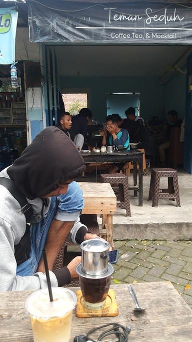 https://horego-prod-outlets-photos.s3.ap-southeast-3.amazonaws.com/horego.com/lawang/coffee-shop/kedai-kopi-teman-seduh/review/thumbnail/af1qipponfge9vj5fgkxojirm5e5v71rlp5h_yl1a0sj.jpg