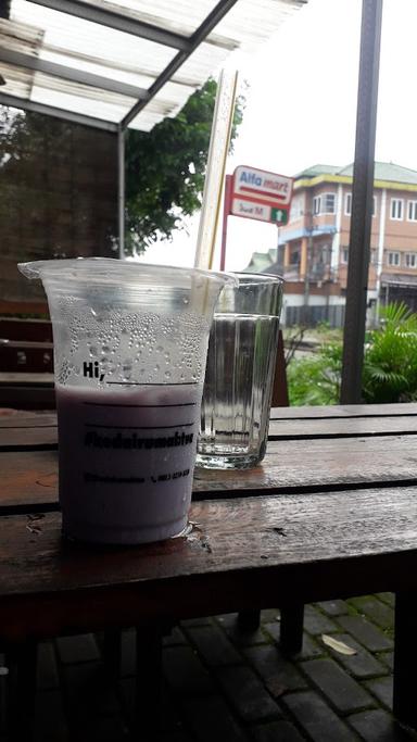 https://horego-prod-outlets-photos.s3.ap-southeast-3.amazonaws.com/horego.com/lawang/coffee-shop/kedai-rumah-tua/review/thumbnail/af1qipnjv8nuopi61nchvgdxabvcs_wnztoxihteeyxi.jpg