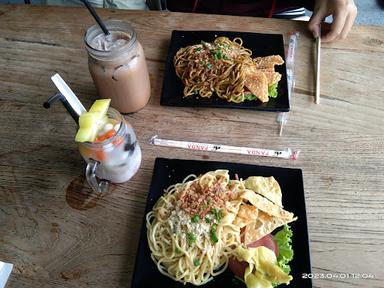 https://horego-prod-outlets-photos.s3.ap-southeast-3.amazonaws.com/horego.com/lawang/restaurant/mie-setan-lawang/review/thumbnail/af1qipp6w0aryf9sqhzlnlxz6b45l8x_xpudomx87ino.jpg