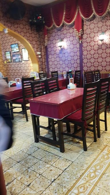 https://horego-prod-outlets-photos.s3.ap-southeast-3.amazonaws.com/horego.com/laweyan/arabian-restaurant/kuliner-solo-nasi-kebuli-mbah-soleh-ngru-q/review/thumbnail/af1qipndca2vdynokbn_1rwxw7fkzbbzwhi3telbaqj0.jpg