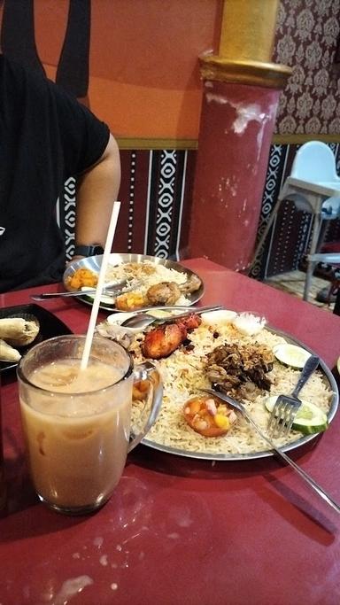 https://horego-prod-outlets-photos.s3.ap-southeast-3.amazonaws.com/horego.com/laweyan/arabian-restaurant/kuliner-solo-nasi-kebuli-mbah-soleh-ngru-q/review/thumbnail/af1qippp0076oaszwflzroiljfzuwg_dfjvcs40x8phe.jpg