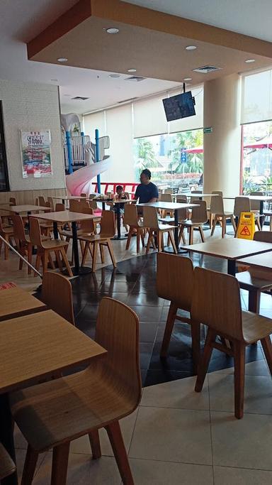 https://horego-prod-outlets-photos.s3.ap-southeast-3.amazonaws.com/horego.com/laweyan/restaurant/kfc-solo-square/review/thumbnail/af1qipmfi74zq6vfhcbs_pwpqntqy-7pnu7d5yf4qtmn.jpg