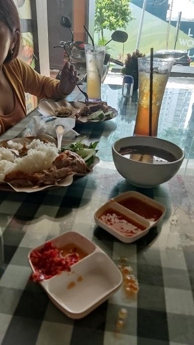 https://horego-prod-outlets-photos.s3.ap-southeast-3.amazonaws.com/horego.com/lubuk-baja/restaurant/ayam-taliwang-pantai-senggigi-lombok-nagoya-citywalk/review/thumbnail/af1qipn1-hycu3rhzv2dqwqy380b6c82-dgfcakmx3gc.jpg