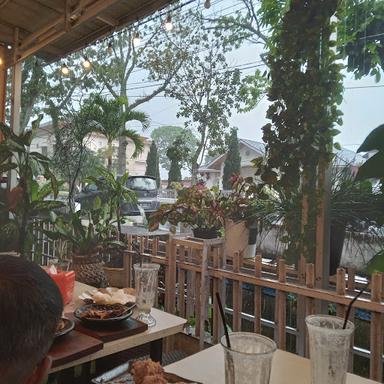 https://horego-prod-outlets-photos.s3.ap-southeast-3.amazonaws.com/horego.com/mandiangin-koto-selayan/cafe/rumah-cobek-labrazzo/review/thumbnail/af1qipoyudwsxbrvgw_taby1hghldblphzvody3h-s3g.jpg