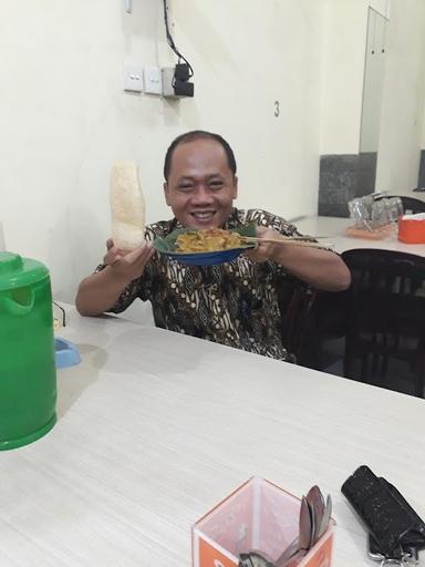 https://horego-prod-outlets-photos.s3.ap-southeast-3.amazonaws.com/horego.com/mandiangin-koto-selayan/restaurant/sate-mak-aciak/review/thumbnail/af1qipmdr5mfibxczfsqiz0bjzbfdgja8vvpwds7gvct.jpg