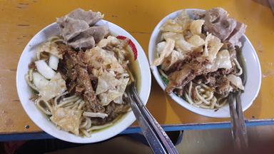 https://horego-prod-outlets-photos.s3.ap-southeast-3.amazonaws.com/horego.com/manyar/restaurant/bakso-sayur-sari-rasa-mie-ayam/review/thumbnail/af1qipncatl6e4-tnsbd8egpze72w2zmyzotvlay1mv8.jpg