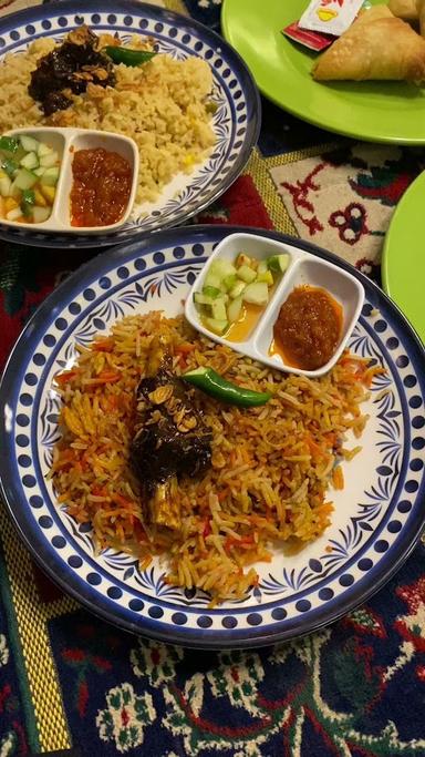 https://horego-prod-outlets-photos.s3.ap-southeast-3.amazonaws.com/horego.com/martapura/restaurant/outlet-briyani-chicken-azali/review/thumbnail/af1qipmlpzfwp4quvwnz7gugm87qebrxzs3rq9fq_nw.jpg