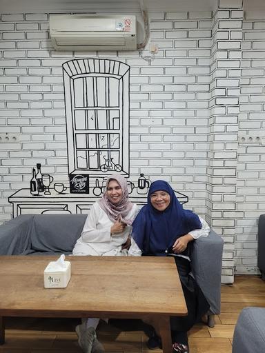 https://horego-prod-outlets-photos.s3.ap-southeast-3.amazonaws.com/horego.com/matraman/cafe/teman-kita-cafe-resto/review/thumbnail/af1qipnkkbmlmvlc-o8kkde6mm8ftw2tceymgjvmw70x.jpg