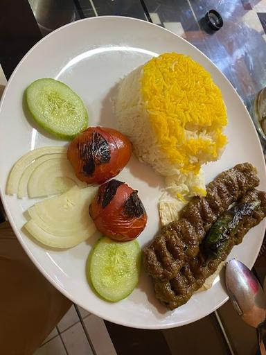 https://horego-prod-outlets-photos.s3.ap-southeast-3.amazonaws.com/horego.com/matraman/restaurant/kourosh-kebab-pramuka/review/thumbnail/af1qipoucamrlslllo3ed3v8muiik8ahf5h6f5761lip.jpg