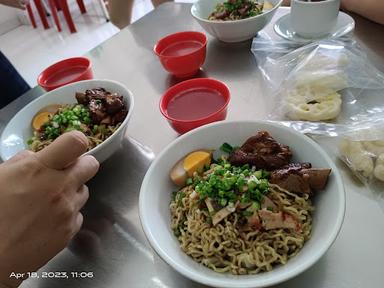 https://horego-prod-outlets-photos.s3.ap-southeast-3.amazonaws.com/horego.com/medan-petisah/restaurant/mie-pangsit-paikut-selvia-anita/review/thumbnail/af1qipmknjbbjq_wsazj1iotxssqqigoatbvsgagmlrt.jpg