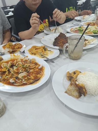 https://horego-prod-outlets-photos.s3.ap-southeast-3.amazonaws.com/horego.com/medan-petisah/restaurant/seafood-mak-judes/review/thumbnail/af1qipm_xkgwqikm6ysenzhkudbxs3mbv7kymqhuhg92.jpg