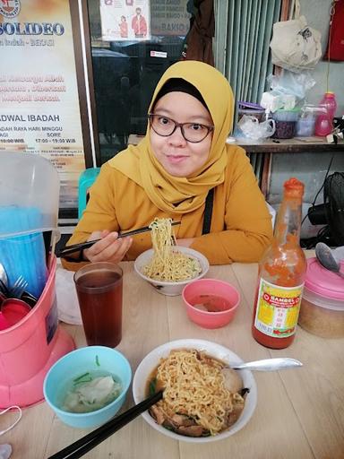 https://horego-prod-outlets-photos.s3.ap-southeast-3.amazonaws.com/horego.com/medan-satria/restaurant/mie-ayam-suka-baru-cabang-senen/review/thumbnail/af1qippfzv7cwl0dzuwleqenjcak29oxcori6a_elv_3.jpg