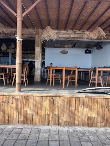 https://horego-prod-outlets-photos.s3.ap-southeast-3.amazonaws.com/horego.com/mengwi/bar/jempinis-beach-bar/review/thumbnail/af1qipmujw-1f59gnuoyfnbb6atk85hk91nyek1lq8jk.jpg