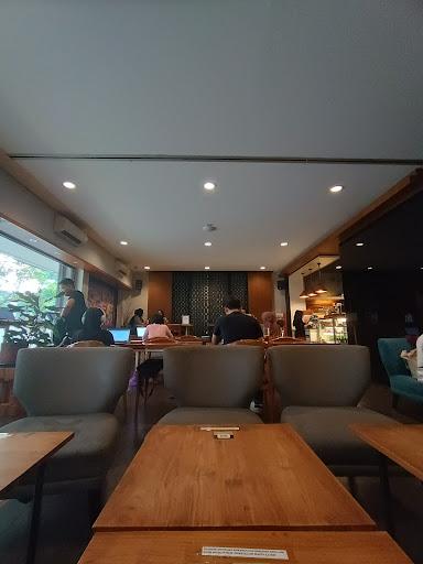 https://horego-prod-outlets-photos.s3.ap-southeast-3.amazonaws.com/horego.com/menteng/cafe/workroom-coffee/review/thumbnail/af1qipm752arw4bsb8wmcf_q_uxa4joyv7sy7xwnnwme.jpg