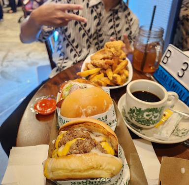 https://horego-prod-outlets-photos.s3.ap-southeast-3.amazonaws.com/horego.com/menteng/restaurant/byurger-burger-coffee-menteng/review/thumbnail/af1qipowlcptlisqr4xspcbpj2hbs-woty4uojauydkx.jpg