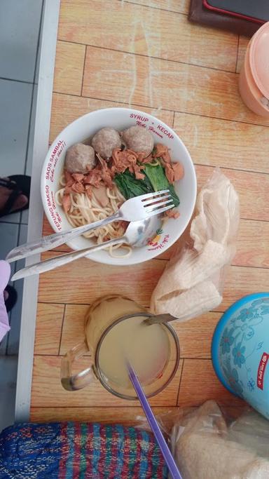 https://horego-prod-outlets-photos.s3.ap-southeast-3.amazonaws.com/horego.com/mijen/restaurant/bakso-dan-mie-ayam-pak-anang/review/thumbnail/af1qipmfazqfqlqa-tfjglh9aat-67rxmp26esjdkz7_.jpg