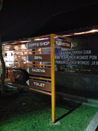 https://horego-prod-outlets-photos.s3.ap-southeast-3.amazonaws.com/horego.com/mijen/restaurant/joglo-kumpul-kumpul/review/thumbnail/af1qipoxqvkj9a0_aylr0hcyza2kv-smojrevmqcy-3w.jpg