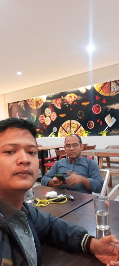 https://horego-prod-outlets-photos.s3.ap-southeast-3.amazonaws.com/horego.com/mijen/restaurant/papa-ron-s-pizza-semarang/review/thumbnail/af1qiponkfrmourl1wpbjgo3wp9zki7in1ysw5q4uzgg.jpg