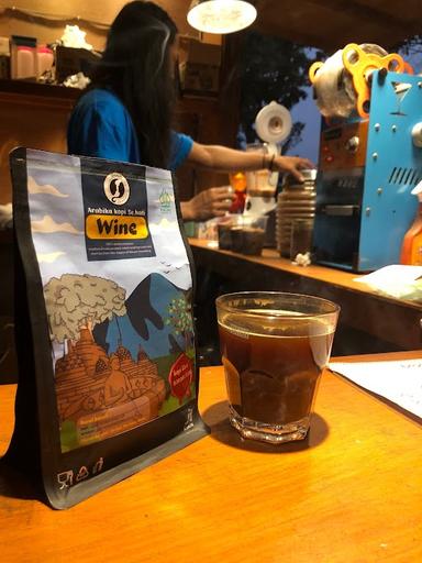 https://horego-prod-outlets-photos.s3.ap-southeast-3.amazonaws.com/horego.com/muntilan/coffee-shop/kedai-kopi-sehati-muntilan-kedai-kopi-borobudur/review/thumbnail/af1qipm3btbtkbye3rvhcq7viy6d8p_nu2lkh-fvmcok.jpg