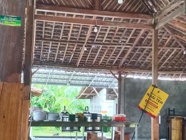 https://horego-prod-outlets-photos.s3.ap-southeast-3.amazonaws.com/horego.com/muntilan/restaurant/ayam-bakar-mas-yogi-muntilan/review/thumbnail/af1qipmze54sr-xvubgc45exr096pszm7qjpxx0rb5cn.jpg