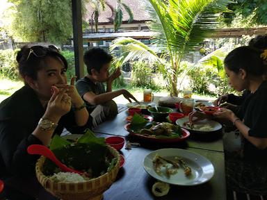 https://horego-prod-outlets-photos.s3.ap-southeast-3.amazonaws.com/horego.com/negara/restaurant/warung-betutu-kebun-duren/review/thumbnail/af1qippzroaokzyyyurimxbyoxmcfzyy2e0mlwjkkou7.jpg