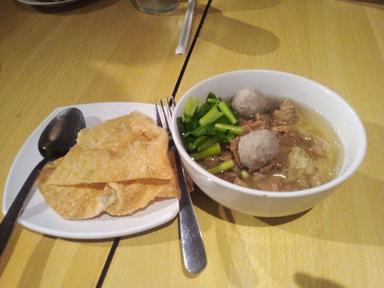 https://horego-prod-outlets-photos.s3.ap-southeast-3.amazonaws.com/horego.com/ngemplak/chinese-restaurant/mr-blangkon-noodle-meatball/review/thumbnail/af1qipmmjlcmdct6vszslxii1gxaqz_8itbxfpc7mewt.jpg