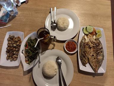 https://horego-prod-outlets-photos.s3.ap-southeast-3.amazonaws.com/horego.com/ngemplak/restaurant/laksita-ikan-bakar-dan-seafood/review/thumbnail/af1qipmgupcxvbotbvedb3vppfy81n4kzazp-gwctirm.jpg