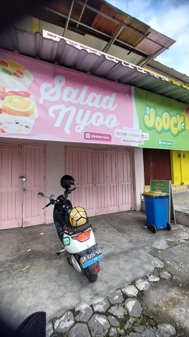 https://horego-prod-outlets-photos.s3.ap-southeast-3.amazonaws.com/horego.com/ngemplak/restaurant/salad-nyoo-jakal-atas/review/thumbnail/af1qipoyrrpxplwfgbzox9zgjbl8nz7a_pxl-e41sgsh.jpg