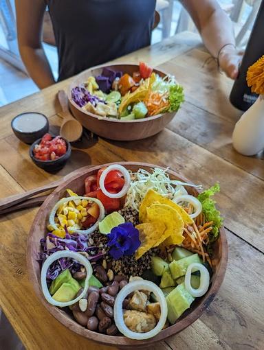 https://horego-prod-outlets-photos.s3.ap-southeast-3.amazonaws.com/horego.com/nusapenida/restaurant/dedari-buddha-bowls/review/thumbnail/af1qipmpkyihp6audxs9wczsk-q_pdewzipynapr2bw-.jpg