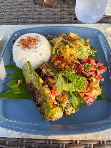 https://horego-prod-outlets-photos.s3.ap-southeast-3.amazonaws.com/horego.com/nusapenida/restaurant/dmas-yummy-warung-grill/review/thumbnail/af1qipo--vuxuzkf2r8qcj_drfyju73_f-csupiffn9z.jpg