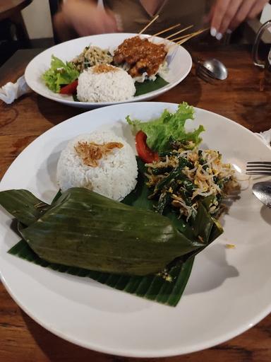 https://horego-prod-outlets-photos.s3.ap-southeast-3.amazonaws.com/horego.com/nusapenida/restaurant/pondok-baruna-warung/review/thumbnail/af1qippr0vpi3uzazy1miwxmhkwzg_ykvlf1tolwxogu.jpg