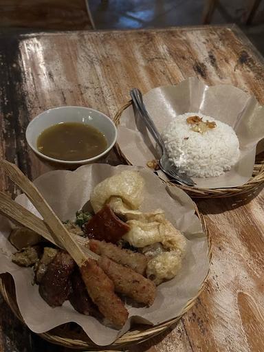 https://horego-prod-outlets-photos.s3.ap-southeast-3.amazonaws.com/horego.com/nusapenida/restaurant/warung-made-traditional-food-babi-genyol/review/thumbnail/af1qipnru-adkfeqgo2fwyfrtozjef-kuzwzv69s3mqd.jpg