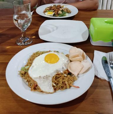 https://horego-prod-outlets-photos.s3.ap-southeast-3.amazonaws.com/horego.com/nusapenida/restaurant/yuyu-resto-ceningan/review/thumbnail/af1qipmciq2y-yoymv_bvcggn8kx2bj1u1yq8mjapgof.jpg