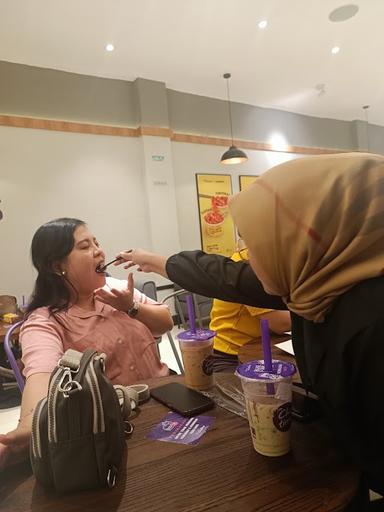 https://horego-prod-outlets-photos.s3.ap-southeast-3.amazonaws.com/horego.com/padang-selatan/restaurant/chatime-ruko-proklamasi-padang/review/thumbnail/AF1QipNV3FRaTXFjGStAh6ihFT0LvWmLyZKEs1tK5bG1.jpg