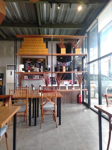 https://horego-prod-outlets-photos.s3.ap-southeast-3.amazonaws.com/horego.com/padang-selatan/restaurant/hd-resto-hype-resto-padang/review/thumbnail/af1qipmoh9nwkgs9uc-o0pewymso462ocymlv6zmjtzd.jpg