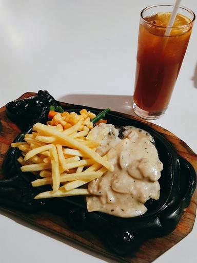 https://horego-prod-outlets-photos.s3.ap-southeast-3.amazonaws.com/horego.com/padang-selatan/restaurant/pondok-steak-waroenk-enjoy/review/thumbnail/af1qipnugpctzyaf_09vu9rh2zitdmvtz_kfnvvfpqyi.jpg