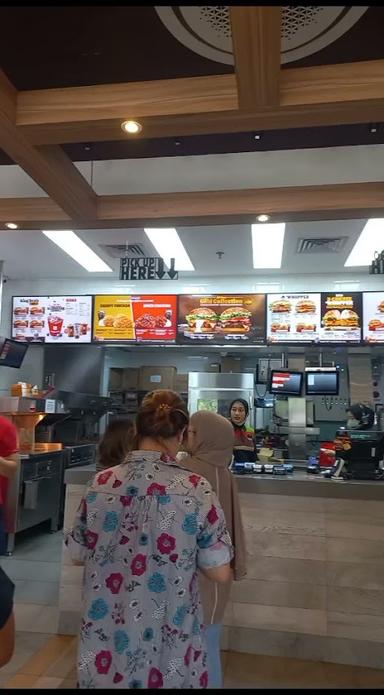 https://horego-prod-outlets-photos.s3.ap-southeast-3.amazonaws.com/horego.com/pagedangan/restaurant/burger-king/review/thumbnail/af1qipoztzd375qai1nw3ancx1iff_l2hp45whun0936.jpg